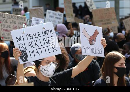 Hamburg, Deutschland. Juni 2020. Demonstranten bei der Kundgebung "Justice for Floyd - Stop Killing Black" vor dem US-Konsulat, Hamburg, 5. Juni 2020. Kredit: dpa/Alamy Live News Stockfoto