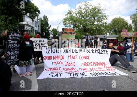 Hamburg, Deutschland. Juni 2020. Demonstranten bei der Kundgebung "Justice for Floyd - Stop Killing Black" vor dem US-Konsulat, Hamburg, 5. Juni 2020. Kredit: dpa/Alamy Live News Stockfoto