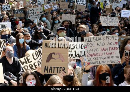 Hamburg, Deutschland. Juni 2020. Demonstranten bei der Kundgebung "Justice for Floyd - Stop Killing Black" vor dem US-Konsulat, Hamburg, 5. Juni 2020. Kredit: dpa/Alamy Live News Stockfoto