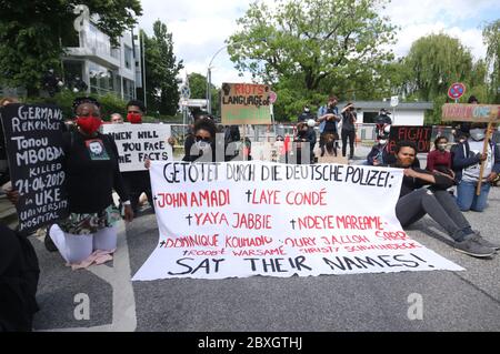 Hamburg, Deutschland. Juni 2020. Demonstranten bei der Kundgebung "Justice for Floyd - Stop Killing Black" vor dem US-Konsulat, Hamburg, 5. Juni 2020. Kredit: dpa/Alamy Live News Stockfoto