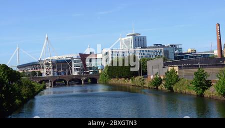 The River Taff, Cardiff, zeigt das Fürstentum Stadium (Millennium Stadium), die Cardiff Brücke und S A Brain Brewery, South Wales, Großbritannien. Stockfoto