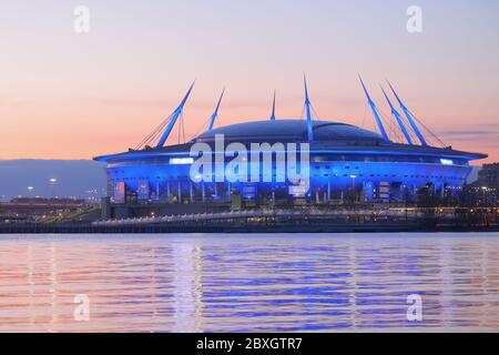 St. Petersburg, Russland - 12. April 2019: Nachtansicht des Stadions Gazprom Arena auf Krestowski Insel. Dieses Stadion beherbergt 6 Spiele der Fußball-Weltmeisterschaft 2018, und ist bereit, 4 Spiele der UEFA Euro 2020 zu hosten Stockfoto