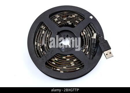 USB LED-Streifen-Kit, LED-Hintergrundbeleuchtung Kit Rolle von RGB LED-Streifen Licht auf weißem Hintergrund. Stockfoto