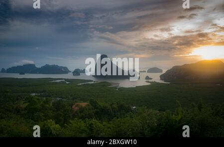 Samet Nangshe übersehen am frühen Morgen, Seascape südlich von Thailand. Landschaftsfotografie und Reisefotografie Stockfoto