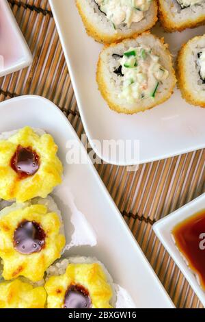 Nahaufnahme der japanischen Sushi-Rolle mit Tempura-Garnelen. Frittiert. Für zwei Personen Stockfoto