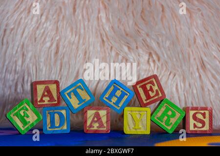 Vatertag Nachricht mit Kindern Holzblock Buchstaben auf einem Kind Spielmatte geschrieben Stockfoto