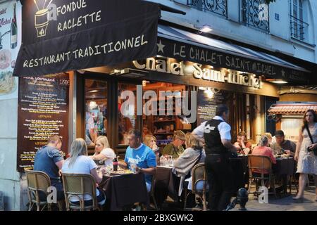 Paris, Frankreich - 21. September 2019: Menschen auf einer Terrasse in einem Restaurant in der Nähe des Boulevard Saint-Michel. Das Quartier Latin, das Quartier Latin, ist berühmt für seine Restaurants, Cafés und Buchhandlungen Stockfoto