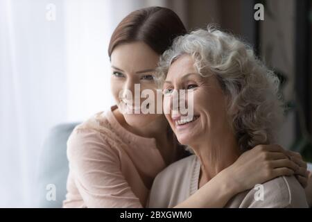 Glücklich ältere Mutter und Erwachsene Tochter träumen Stockfoto