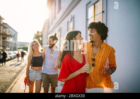 Gruppe von jungen Freunden Spaß haben gemeinsam im Freien Stockfoto