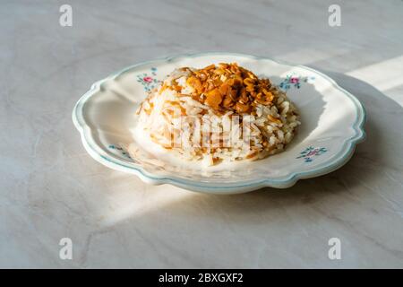 Libanesischer Mujadara Reis und Linsen Pilaf mit Vermicelli / Pilav. Traditionelles Gericht. Stockfoto