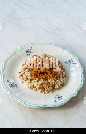 Libanesischer Mujadara Reis und Linsen Pilaf mit Vermicelli / Pilav. Traditionelles Gericht. Stockfoto