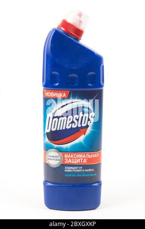 TIFLIS, GEORGIEN - 18. April 2020: Domestos Toilettenreinigungsflasche auf weiß Stockfoto