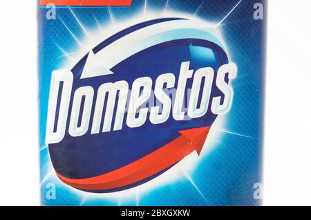 TIFLIS, GEORGIEN - 18. April 2020: Domestos Toilettenreinigungsflasche auf weiß Stockfoto