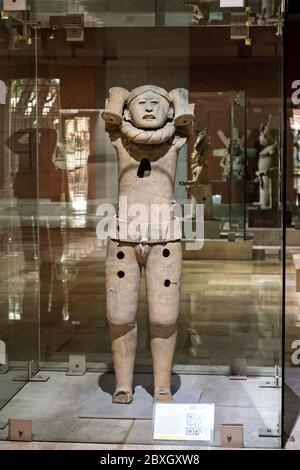 Remojadas Skulpturen im Museum für Anthropologie im historischen Zentrum von Xalapa, Veracruz, Mexiko. Die Remojadas Zivilisation waren eine indigene mesoamerikanische Zivilisation, die ungefähr von 100 v. Chr. bis 800 n. Chr. datiert wurde. Stockfoto