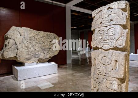 Totonacs Steinskulpturen aus der archäologischen Stätte El Zapotal im Museum für Anthropologie im historischen Zentrum von Xalapa, Veracruz, Mexiko. Die Totonac Zivilisation war eine indigene mesoamerikanische Zivilisation, die ungefähr von 300 CE bis ungefähr 1200 CE datiert. Stockfoto