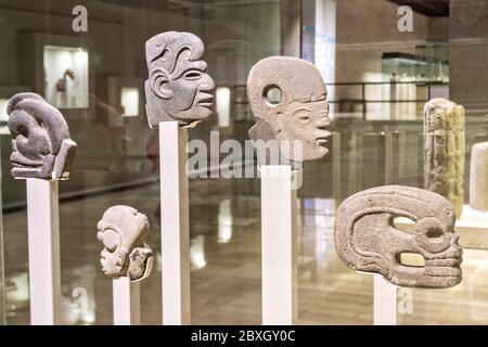 Steinskulpturen aus prähispanischen mesoamerikanischen Kulturen im Museum für Anthropologie im historischen Zentrum von Xalapa, Veracruz, Mexiko. Stockfoto