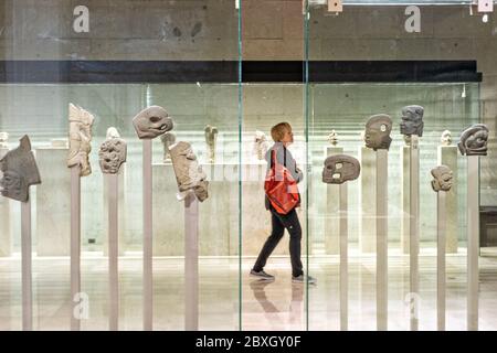 Steinskulpturen aus prähispanischen mesoamerikanischen Kulturen im Museum für Anthropologie im historischen Zentrum von Xalapa, Veracruz, Mexiko. Stockfoto