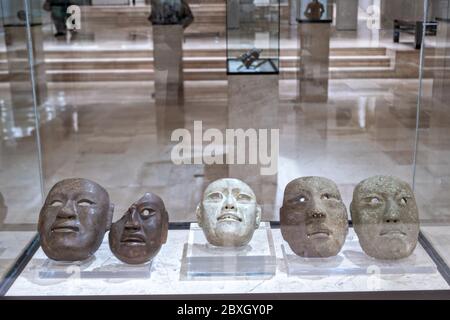 Steinskulpturen aus prähispanischen mesoamerikanischen Kulturen im Museum für Anthropologie im historischen Zentrum von Xalapa, Veracruz, Mexiko. Stockfoto