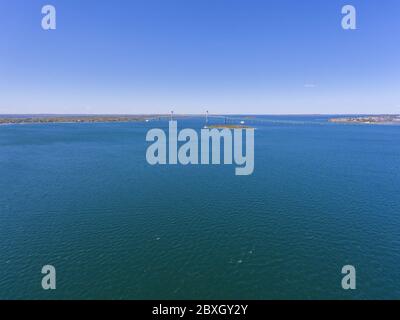 Claiborne Pell Newport Bridge auf Narragansett Bay Luftaufnahme im Sommer, von der Stadt Newport, Rhode Island RI, USA. Stockfoto