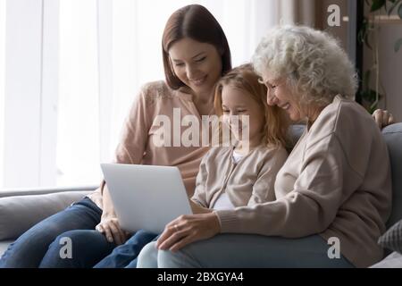 Drei Generationen von Frauen, die zuhause ein Notebook verwenden Stockfoto