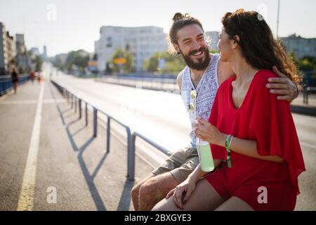 Paare Glück Spaß Konzept. Fröhliches junges Paar, das sich am Tag zum Lachen bereit macht. Stockfoto