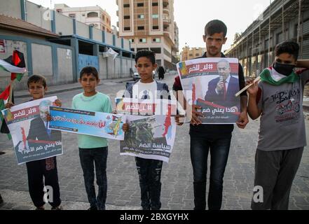 5. Juni 2020: Gaza, Palästina. 05 Juni 2020. Palästinenser im Flüchtlingslager Jabalia im nördlichen Gazastreifen protestieren zum 53. Jahrestag des Naksa-Tages und gegen den israelischen Plan, das Jordantal zu annektieren. Naksa oder "Rückschlag" bezieht sich auf die Übernahme der Kontrolle durch Israel über das Westjordanland, den Gazastreifen und Ostjerusalem während des Sechstagekrieges 1967. Während der Proteste hielten die Teilnehmer Banner, um an das tragische Ereignis zu erinnern, um die israelische Besatzung zu fordern und zu beenden, ihre Rechte zu wahren und sich gegen den Deal des Jahrhunderts und die Annexion durch Israel zu wehren Stockfoto