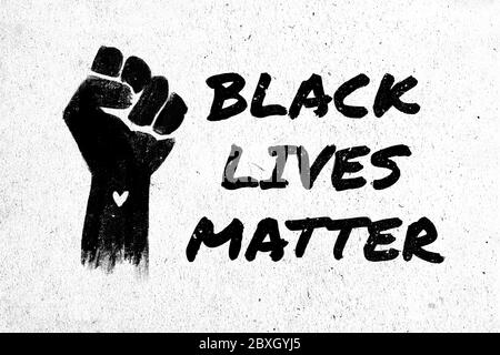 Stock Illustration einer erhöhten schwarzen Faust und der Satz Black Lives Matter in Graffiti-Stil auf einem weißen texturierten Hintergrund aus Protest gegen den Tod o Stockfoto