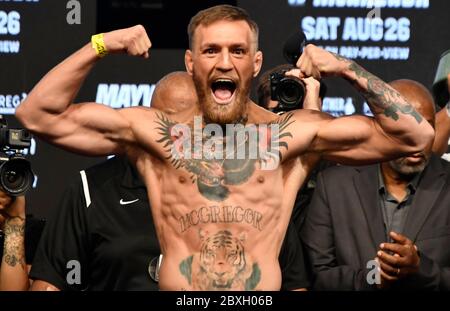 Las Vegas, Nevada, USA. Juni 2020. Irlands Conor McGregor wiegt heute am Freitag in der T-Mobile Arena 153 Pfund. McGregor wird am 26. August in der T-Mobile Arena in Las Vegas gegen Floyd Mayweather Jr. kämpfen. Dies wird Floyds 50. Kampf sein und sein letzter. Kredit: Gene Blevins/ZUMA Wire/Alamy Live News Stockfoto