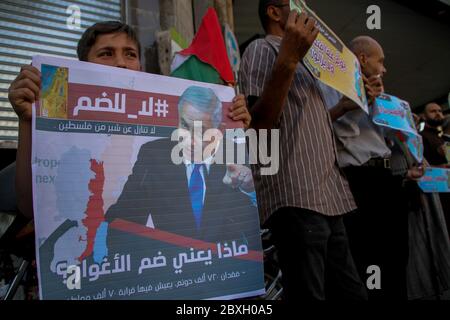 5. Juni 2020: Gaza, Palästina. 05 Juni 2020. Palästinenser im Flüchtlingslager Jabalia im nördlichen Gazastreifen protestieren zum 53. Jahrestag des Naksa-Tages und gegen den israelischen Plan, das Jordantal zu annektieren. Naksa oder "Rückschlag" bezieht sich auf die Übernahme der Kontrolle durch Israel über das Westjordanland, den Gazastreifen und Ostjerusalem während des Sechstagekrieges 1967. Während der Proteste hielten die Teilnehmer Banner, um an das tragische Ereignis zu erinnern, um die israelische Besatzung zu fordern und zu beenden, ihre Rechte zu wahren und sich gegen den Deal des Jahrhunderts und die Annexion durch Israel zu wehren Stockfoto