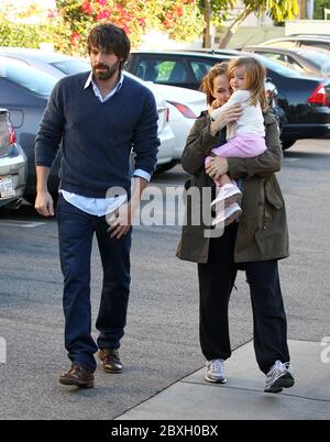 Ben Affleck und Jennifer Garner bringen Seraphina zu Starbucks, Santa Monica, CA. 2011 Stockfoto