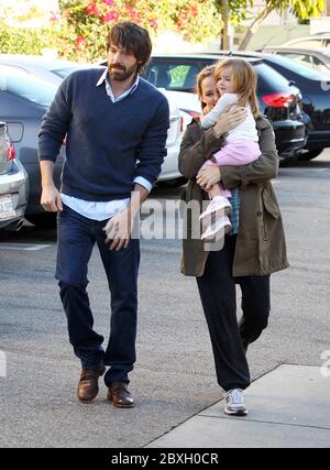 Ben Affleck und Jennifer Garner bringen Seraphina zu Starbucks, Santa Monica, CA. 2011 Stockfoto