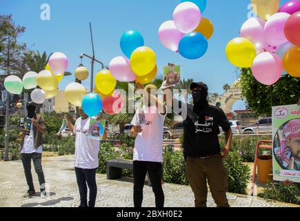 7. Juni 2020: Gaza, Palästina. 07 Juni 2020. Auf dem Platz des unbekannten Soldaten wird eine Mahnwache zum 14. Jahrestag der Ermordung Israels des Gründers und Führers der Volkswiderstandskomitees Jamal Abu Samhadana durchgeführt und Israels Plan, Land im Westjordanland anzugliedern, abgelehnt. Die Teilnehmer respektieren auch den ehemaligen Führer des Palästinensischen Islamischen Jihad, Ramadan Abdullah Shallah, der am Samstagabend nach einem langen Kampf mit einer chronischen Krankheit starb. Quelle: ZUMA Press, Inc./Alamy Live News Stockfoto