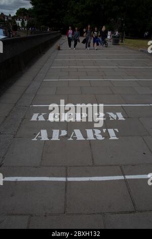 Schild auf dem Bürgersteig erinnert die Menschen zwei Meter auseinander während der Corona Pandemie, Hammersmith West London UK bleiben Stockfoto