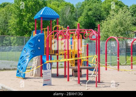 Leerer Spielplatz wegen Sicherheitsbedenken wegen COVID-19 in Orillia, Ontario, Kanada, geschlossen. Stockfoto