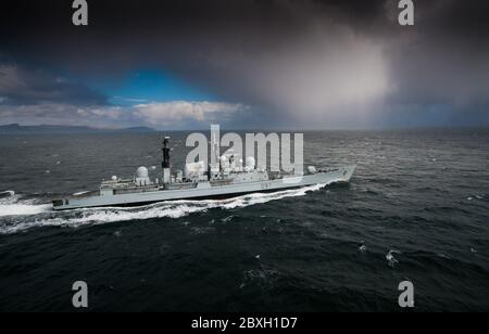 HMS Edinburgh ist der letzte von 14 Typ 42 Zerstörern, die seit 1975 im Dienst der Royal Navy stehen, Sie sind das am meisten kämpfende, bewährte Kriegsschiff im Dienst der RN seit dem Ende des Zweiten Weltkriegs, mit zwei von ihnen verloren während des Falklandkrieges von 1982 (HM Schiffe Sheffield und Coventry). HMS Gloucester während des ersten Golfkrieges hatte die einzige erfolgreiche Raketen-gegen-Raketen-Einschaltung auf See, als sie eine irakische Seidenraupen-Rakete abschoss, die auf das altgediente US-Schlachtschiff USS Missouri abgefeuert wurde (die japanische Kapitulation wurde an Bord von ihr in Tokoyo Bay unterzeichnet, was das Ende des 2. Weltkrieges bedeutet Stockfoto