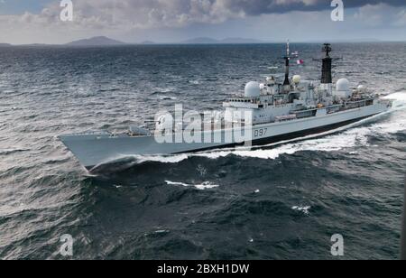 HMS Edinburgh ist der letzte von 14 Typ 42 Zerstörern, die seit 1975 im Dienst der Royal Navy stehen, Sie sind das am meisten kämpfende, bewährte Kriegsschiff im Dienst der RN seit dem Ende des Zweiten Weltkriegs, mit zwei von ihnen verloren während des Falklandkrieges von 1982 (HM Schiffe Sheffield und Coventry). HMS Gloucester während des ersten Golfkrieges hatte die einzige erfolgreiche Raketen-gegen-Raketen-Einschaltung auf See, als sie eine irakische Seidenraupen-Rakete abschoss, die auf das altgediente US-Schlachtschiff USS Missouri abgefeuert wurde (die japanische Kapitulation wurde an Bord von ihr in Tokoyo Bay unterzeichnet, was das Ende des 2. Weltkrieges bedeutet Stockfoto