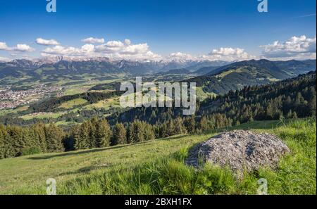 Spektakulärer Panoramablick über die Iller-Tal zu den Allgauer Hochalpen zwischen Sonthofen und Oberstdorf, Allgauer Alpen, Bayern, Deutschland, Landschaft Stockfoto