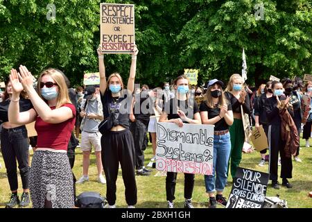 Black Lives Matter Protest in Bristol, England, Großbritannien, Sonntag, 7. Juni 2020. Tausende von Menschen schlossen sich den Protesten des Todes von George Floyd beginnin an Stockfoto