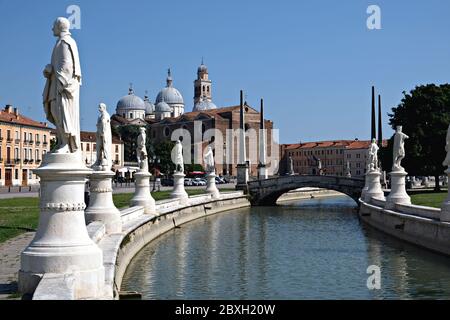 Blick auf den alten Platz Prato della Valle im Zentrum der Stadt mit Abtei von Santa Giustina im Hintergrund in Padua, Italien Stockfoto