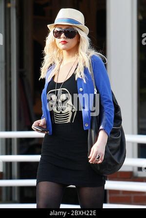 Christina Aguilera sieht toll aus, als sie den Fred Segal Store in West Hollywood, CA verlässt. 30 März 2012 Stockfoto