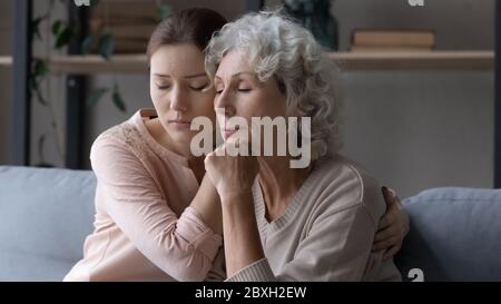 Unterstützend Erwachsene Tochter Komfort verärgert ältere Mutter Stockfoto