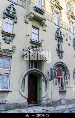 BIELSKO BIALA, POLEN - 16. APRIL 2016: Das berühmte Jugendstil-Mietshaus mit Fröschen an der Fassade in Bielsko Biala in der ul. Targowa 2. Stockfoto