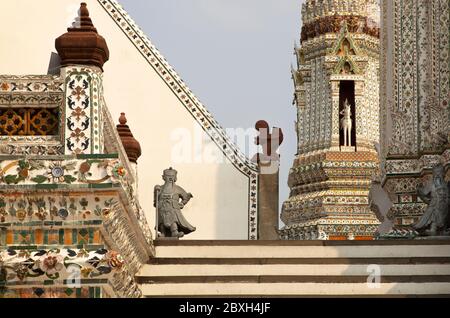 Teil des Wat Arun Tempels entlang der westbank des Chao Phraya Flusses, Bangkok, Thailand Stockfoto