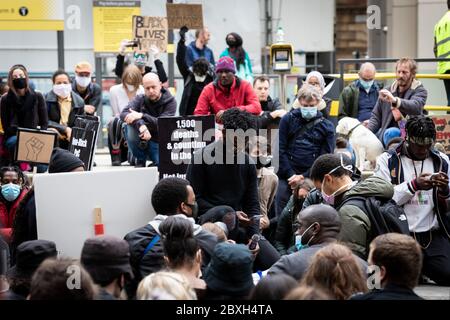 Manchester, Großbritannien. Juni 2020. Demonstranten knien, um George Floyd zu respektieren, der letzte Woche in Polizeigewahrsam in Amerika starb. Am zweiten Tag in Folge werden Tausende zu einer Black Lives Matter Demonstration am Petersplatz. Kredit: Andy Barton/Alamy Live News Stockfoto