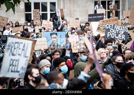 Manchester, Großbritannien. Juni 2020. Am zweiten Tag in Folge werden Tausende zu einer Black Lives Matter Demonstration am Petersplatz. Proteste wurden auf der ganzen Welt nach dem Tod von George Floyd beobachtet, der letzte Woche in Polizeigewahrsam in Amerika starb. Kredit: Andy Barton/Alamy Live News Stockfoto