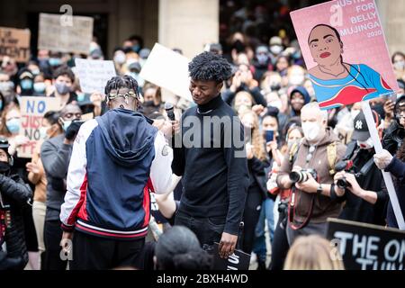 Manchester, Großbritannien. Juni 2020. Die Organisatoren der Demonstration tauschen Respekt miteinander aus, nachdem sie sich während des heutigen Protestes an die Menge wenden. Am zweiten Tag in Folge werden Tausende zu einer Black Lives Matter Demonstration am Petersplatz. Proteste wurden auf der ganzen Welt nach dem Tod von George Floyd beobachtet, der letzte Woche in Polizeigewahrsam in Amerika starb. Kredit: Andy Barton/Alamy Live News Stockfoto