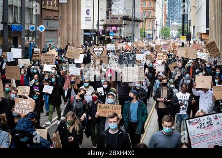 Manchester, Großbritannien. Juni 2020. Demonstranten gehen auf die Straße und marschieren durch die Stadt nach dem Tod von George Floyd, der letzte Woche in Polizeigewahrsam in Amerika starb. Am zweiten Tag in Folge werden Tausende zu einer Black Lives Matter Demonstration am Petersplatz. Proteste wurden auf der ganzen Welt nach dem Tod von George Floyd beobachtet, der letzte Woche in Polizeigewahrsam in Amerika starb. Kredit: Andy Barton/Alamy Live News Stockfoto