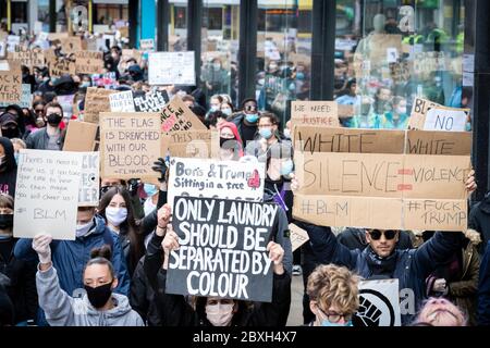 Manchester, Großbritannien. Juni 2020. Demonstranten gehen auf die Straße und marschieren durch die Stadt nach dem Tod von George Floyd, der letzte Woche in Polizeigewahrsam in Amerika starb. Am zweiten Tag in Folge werden Tausende zu einer Black Lives Matter Demonstration am Petersplatz. Proteste wurden auf der ganzen Welt nach dem Tod von George Floyd beobachtet, der letzte Woche in Polizeigewahrsam in Amerika starb. Kredit: Andy Barton/Alamy Live News Stockfoto