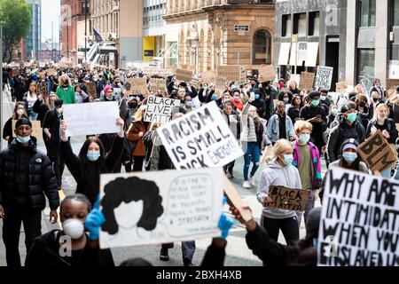 Manchester, Großbritannien. Juni 2020. Demonstranten gehen auf die Straße und marschieren durch die Stadt nach dem Tod von George Floyd, der letzte Woche in Polizeigewahrsam in Amerika starb. Am zweiten Tag in Folge werden Tausende zu einer Black Lives Matter Demonstration am Petersplatz. Proteste wurden auf der ganzen Welt nach dem Tod von George Floyd beobachtet, der letzte Woche in Polizeigewahrsam in Amerika starb. Kredit: Andy Barton/Alamy Live News Stockfoto