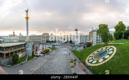 Unabhängigkeitsplatz im Zentrum von Kiew bei Sonnenuntergang. Stockfoto